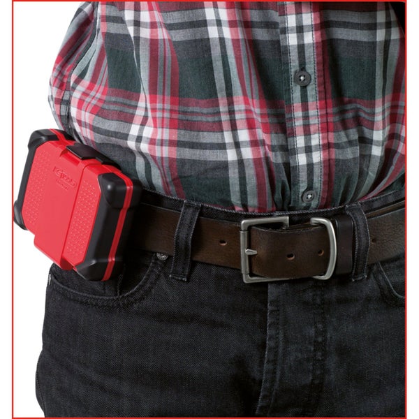 Person mit Werkzeugtasche am Gürtel