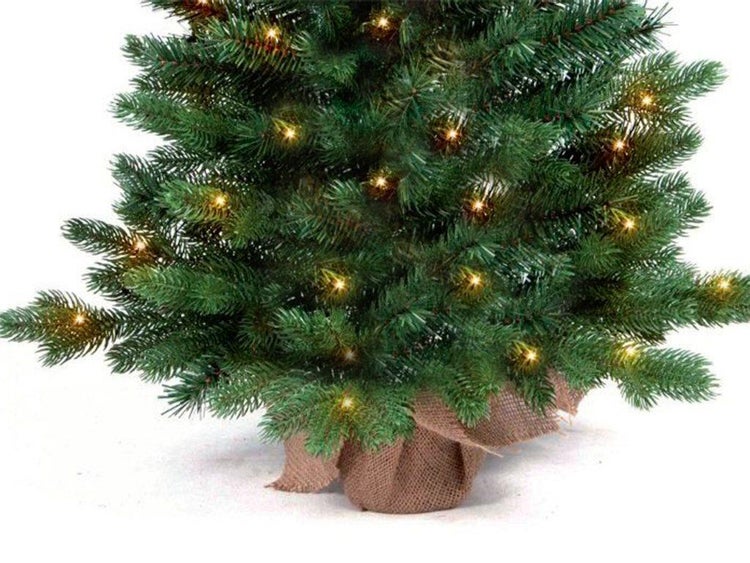 Künstlicher Weihnachtsbaum mit LED Lichterkette und Jute Stoff umwickeltem Standfuß