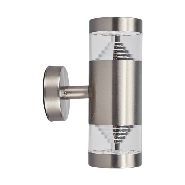 Zylindrische Außenwandleuchte aus Edelstahl mit Lichtaustritt nach oben und unten.