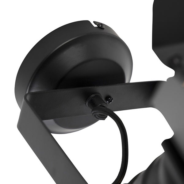 Detailaufnahme einer schwarzen Deckenleuchte