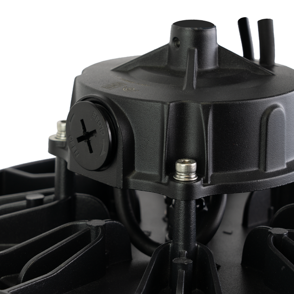 Detailansicht einer schwarzen LED-Hallenleuchte mit Schrauben und Kabeln