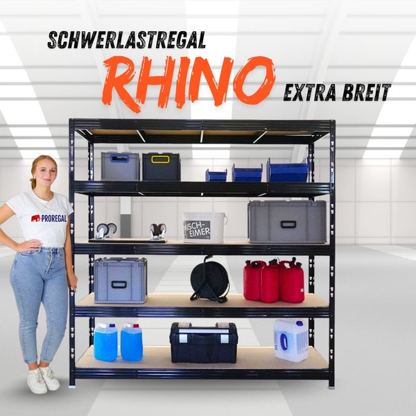 Schwerlastregal Rhino extra breit mit fünf Fachböden aus Holz und schwarzem Metallrahmen, beladen mit Lagerboxen und Werkzeug.