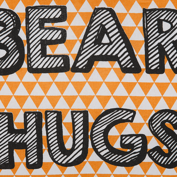 Schriftzug BEAR HUGS in großen Buchstaben mit Streifenmuster auf einem Hintergrund aus kleinen Dreiecken.