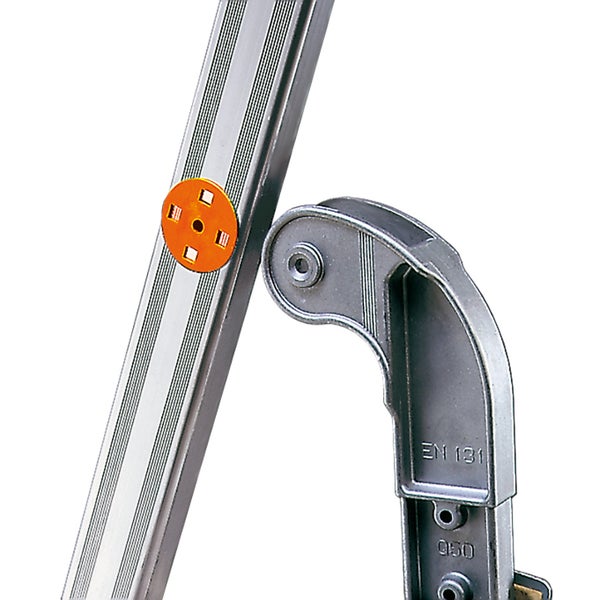 Detailansicht einer Aluminiumleiter mit orangefarbener Markierung und grauer Halterung