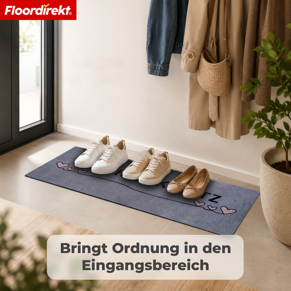 Floordirekt Logo, Fußmatte mit Herz Motiv im Eingangsbereich mit Schuhen und Garderobe.