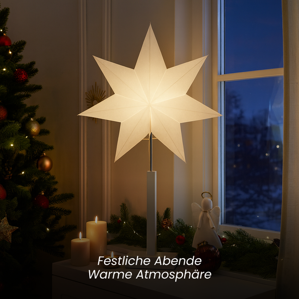 Weihnachtliche Dekoration mit beleuchtetem Stern, Christbaum und Kerzen für festliche Atmosphäre