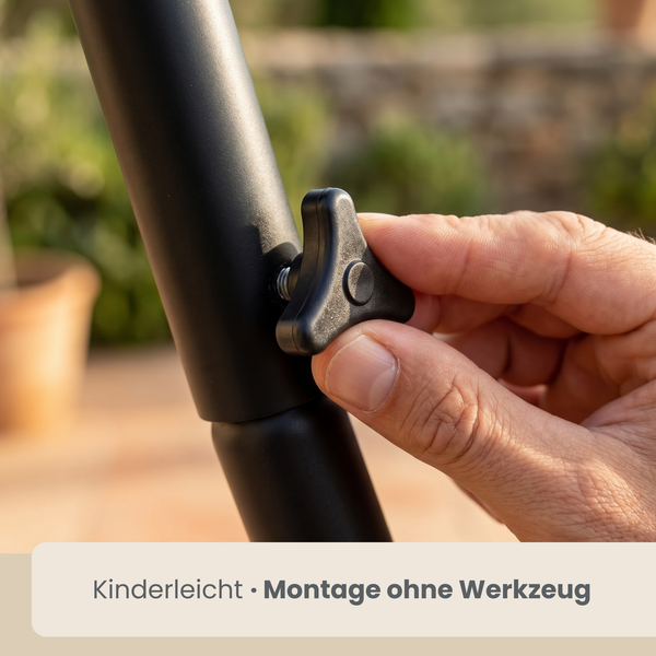 Hand dreht eine Flügelschraube an einem Metallgestell fest, Montage ohne Werkzeug.
