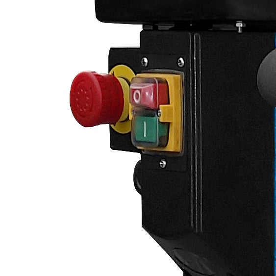 Detailansicht eines roten Not-Aus-Schalters und eines Ein-Aus-Schalters