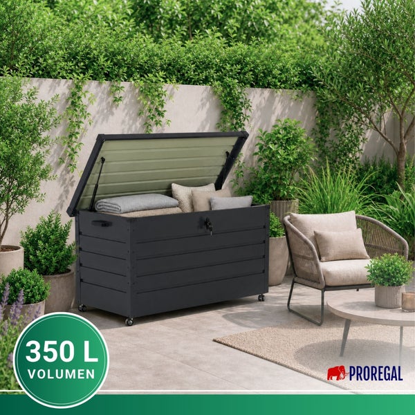Helle, organisierte Terrasse mit einer schwarzen Gartenbox aus Metall, 350 Liter Volumen, neben einem modernen Sessel und Pflanzen. Proregal Logo.