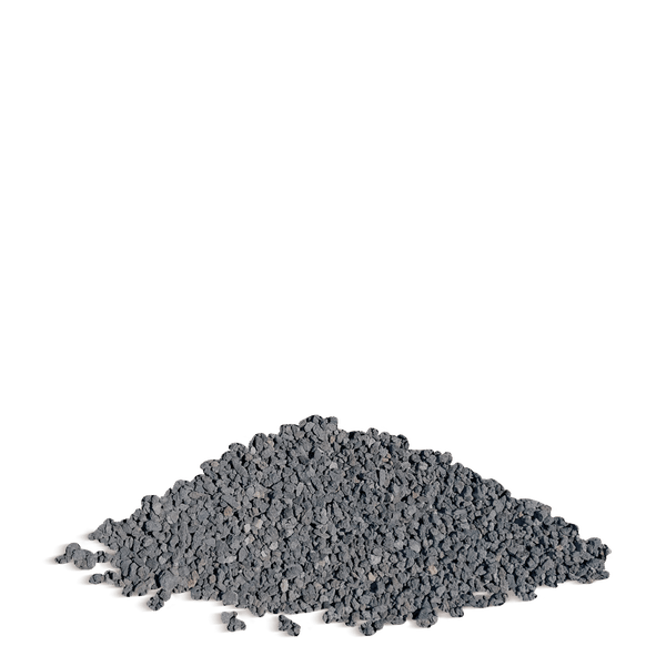 Haufen aus dunklem Lavamulch für die Gartengestaltung und als Pflanzsubstrat.