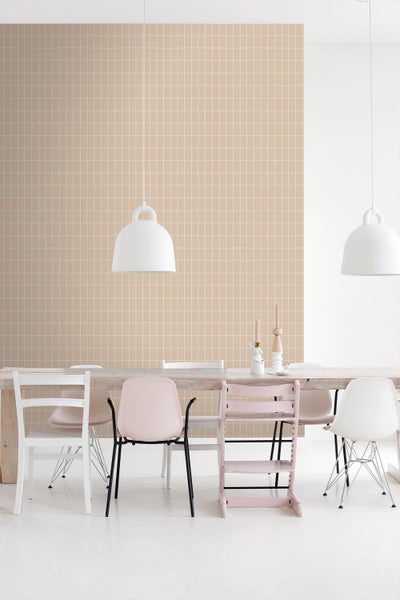 Esszimmer mit Esstisch, Stühlen und Wandfliesen im Hintergrund