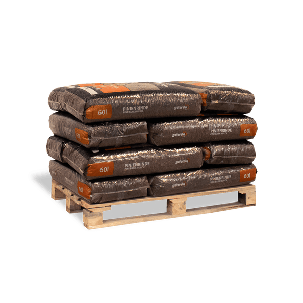 galamio Pinienrinde auf einer Holzpalette gestapelt, 60 Liter pro Sack.