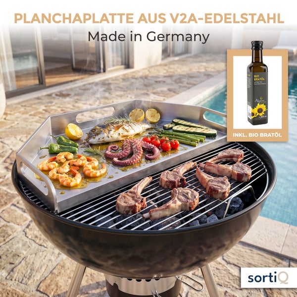 Planchaplatte aus V2A Edelstahl auf einem Kugelgrill mit Grillgut und Bio Bratöl.