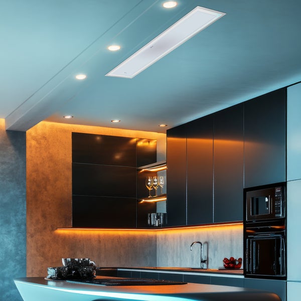 Moderne dunkle Küche mit Kücheninsel und rechteckigem Deckenlüfter. Die Szene ist durch integrierte LED-Streifen und Spots beleuchtet.