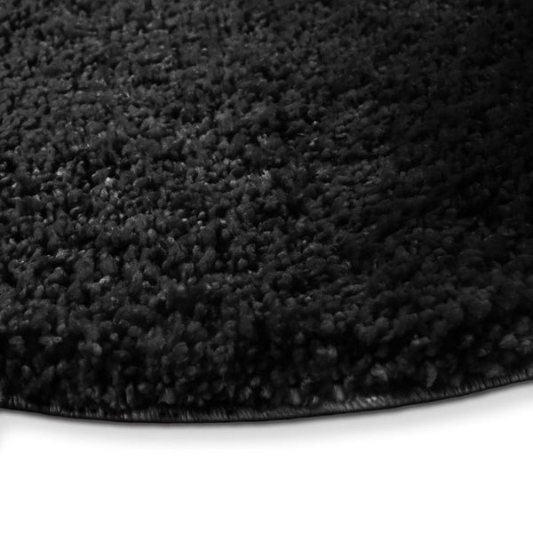 Detailansicht eines schwarzen Teppichs mit hohem Flor