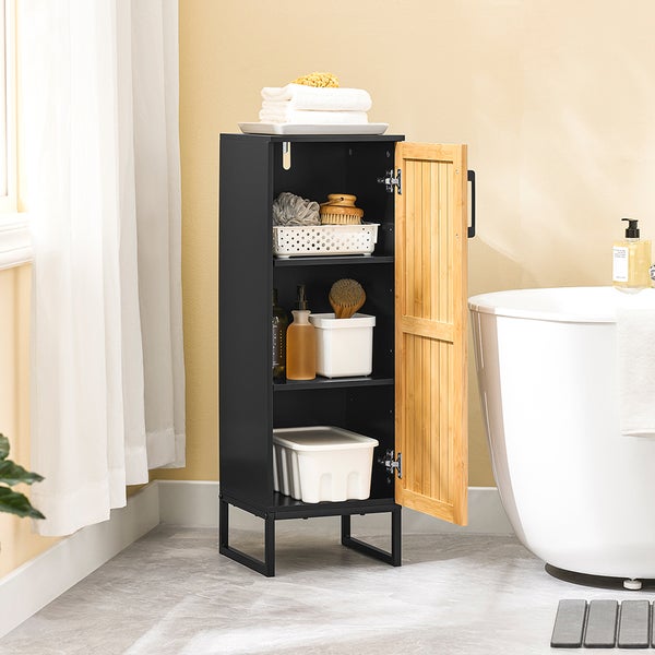 Badezimmerschrank mit offener Tür, ausgestattet mit Regalen für Badutensilien