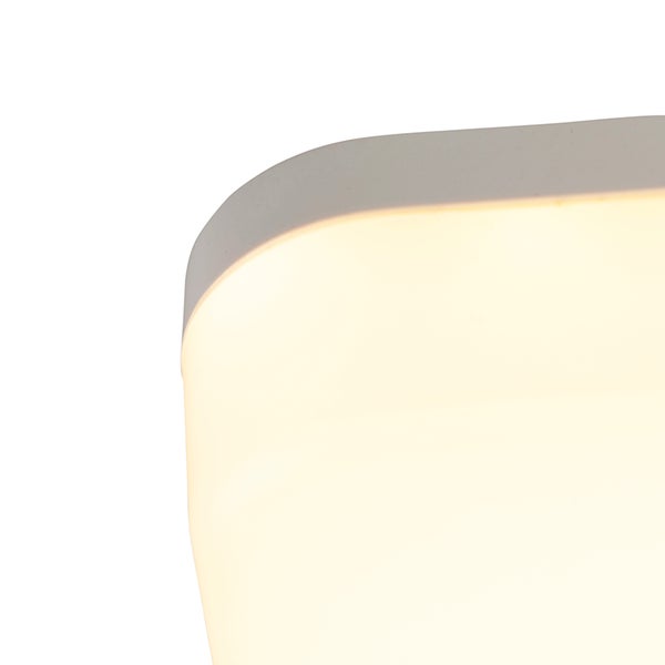 Nahaufnahme einer Deckenleuchte mit abgerundeter Ecke und warmem Licht.