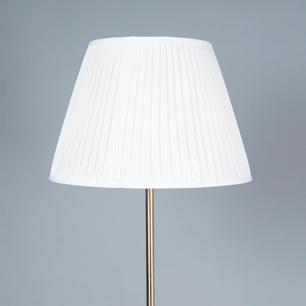 Stehleuchte mit plissiertem Lampenschirm
