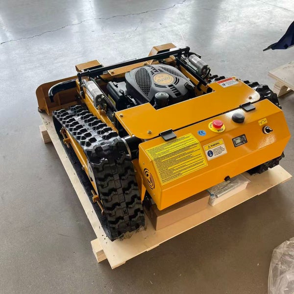 Ferngesteuerter Raupenmäher mit Benzinmotor auf einer Holzpalette für den Transport.