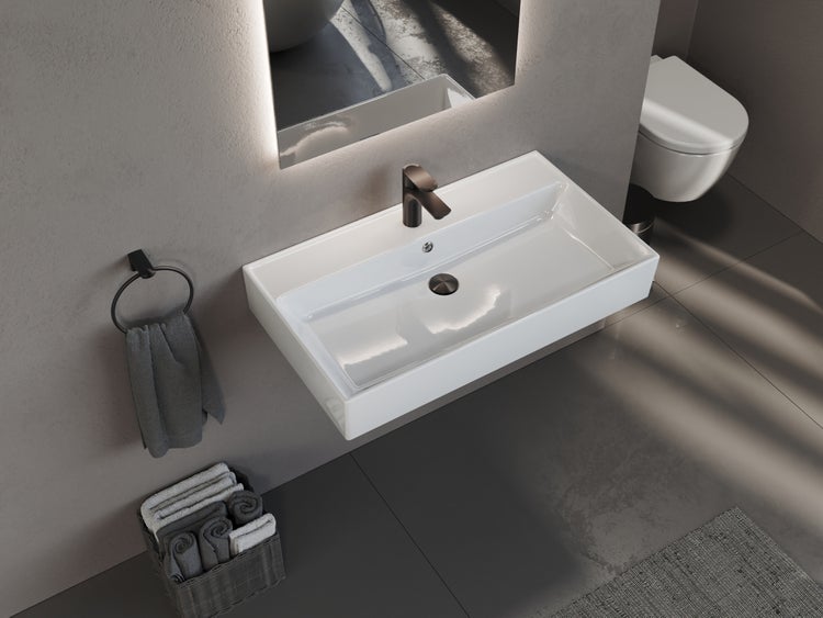 Modernes Badezimmer mit Waschtisch, Armatur, Handtuchring, Handtüchern und Toilette