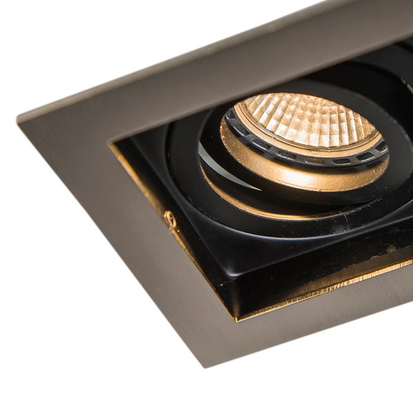 Quadratischer Einbaustrahler aus dunklem Metall, schwenkbares LED-Leuchtmittel, kompatibel mit Smart-Home-Sprachassistenten.