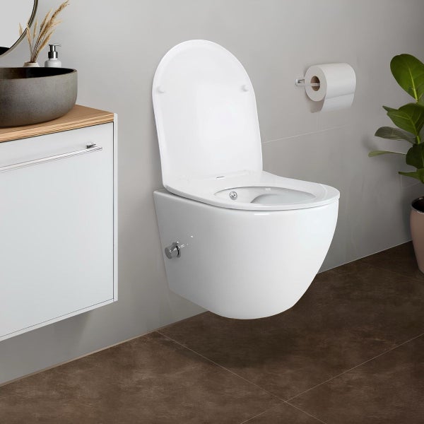 Modernes Badezimmer mit wandhängender, spülrandloser Dusch-Toilette, offenem Deckel, weißem Unterschrank und dunklem Fliesenboden.