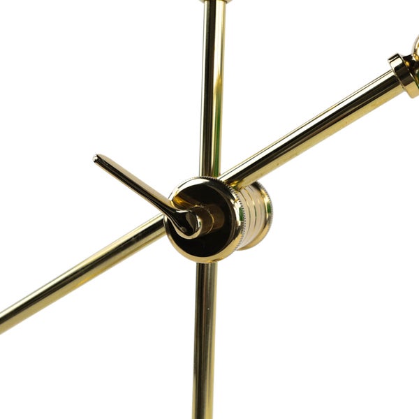 Detailaufnahme eines goldenen Lampenarms mit Drehverschluss