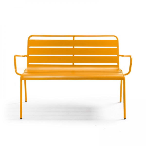 Moderne Gartenbank aus orangefarbenem Metall mit Lattenoptik an Sitzfläche und Rückenlehne sowie Armlehnen.