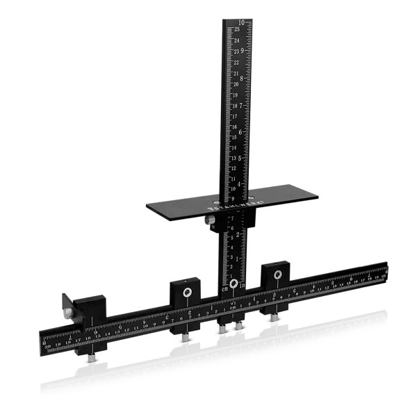 Schwarze Bohrlehre aus Metall mit Skalen in Zentimetern und Zoll sowie verstellbaren Anschlägen. Stahlwerk Logo.