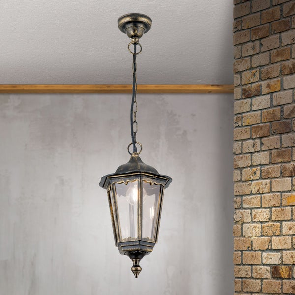 Hängende Außenleuchte im Laternen-Stil aus Metall in Antik-Optik mit Glaseinsätzen an einer Decke neben einer Backsteinmauer.