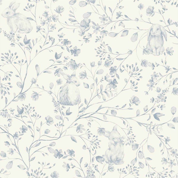 Vliestapete mit Hasenmotiven, Blüten und Zweigen in einem hellblauen Zeichenstil.