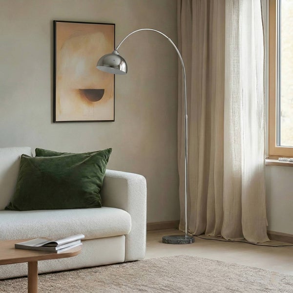 Wohnzimmer mit Sofa, Stehlampe und Dekoration