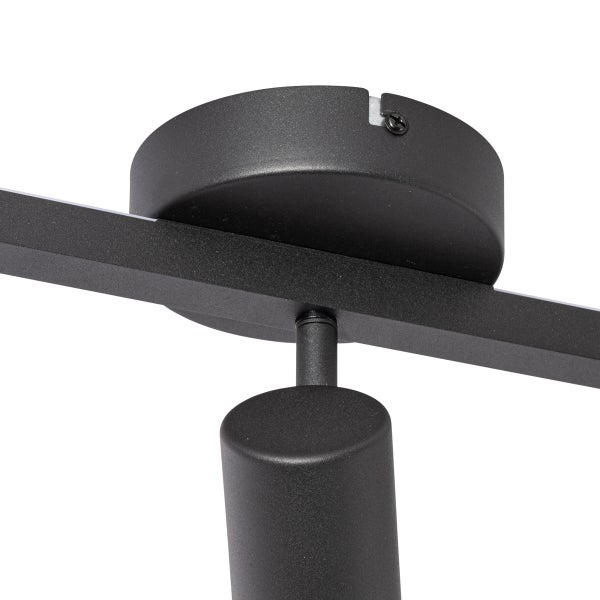 Detailaufnahme einer schwarzen Deckenleuchte mit Spot