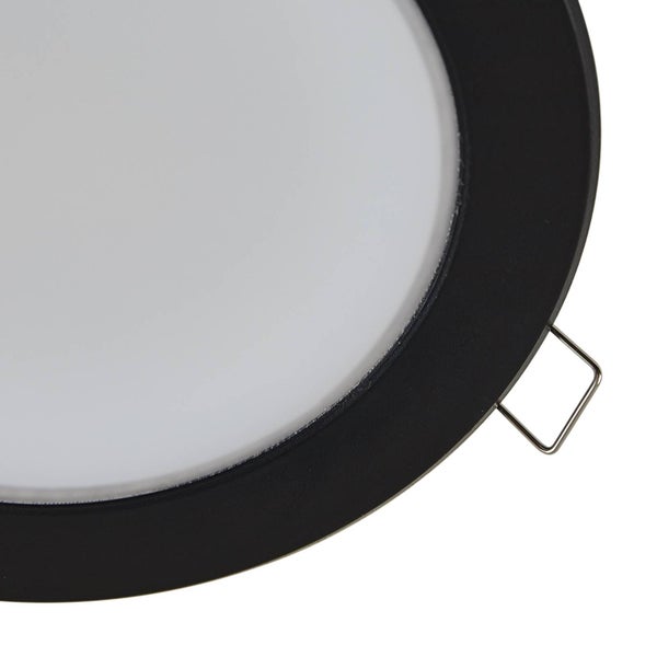 Runder LED-Einbaustrahler mit schwarzem Rahmen, opalweißer Abdeckung und seitlicher Befestigungsfeder.