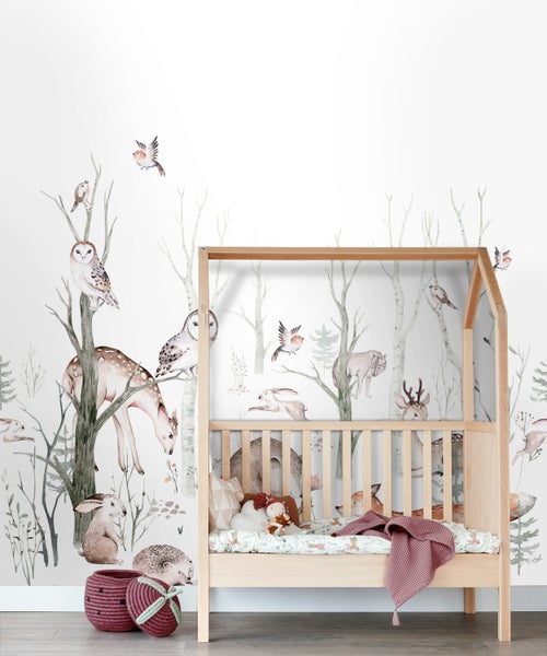 Kinderzimmer mit Waldtiermuster-Tapete, Holzhausbett und Spielzeugkörben.