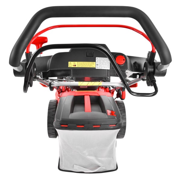 Rückansicht eines Rasenmähers mit schwarzem Führungsholm, rotem Startknopf und Grasfangsack.