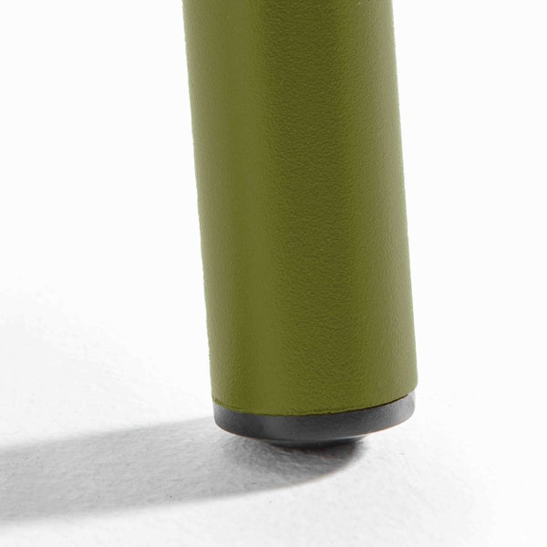 Detailaufnahme eines olivgrünen, pulverbeschichteten Möbelbeins mit schwarzem Bodenschoner.