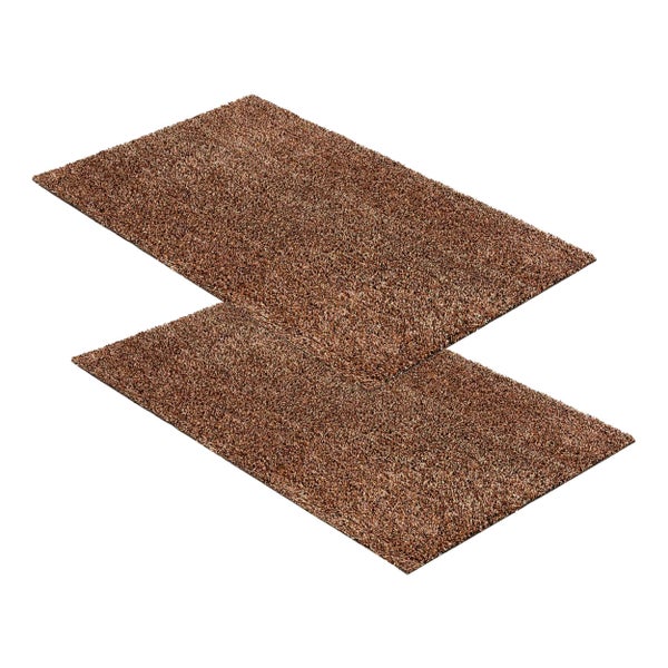 Zwei rechteckige, braune Hochflor-Teppiche mit zotteliger Oberfläche.