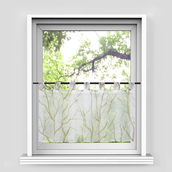 Fenster mit weißem Rahmen und transparentem Vorhang mit Baum-Motiv