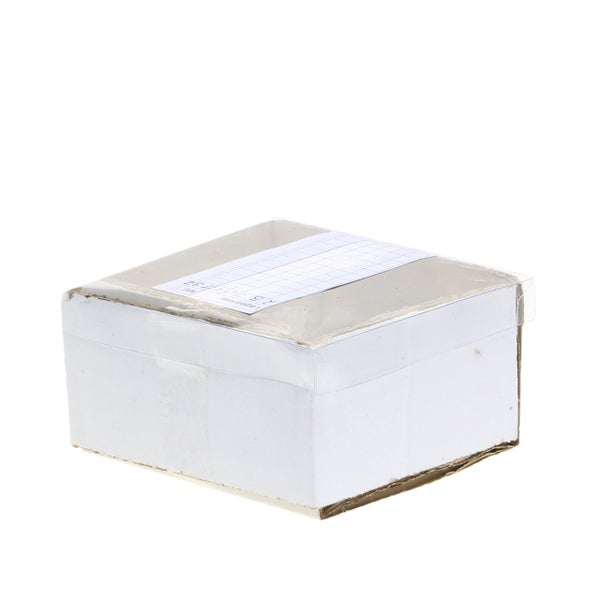 Weisse Pappschachtel mit durchsichtigem Deckel und Etikett
