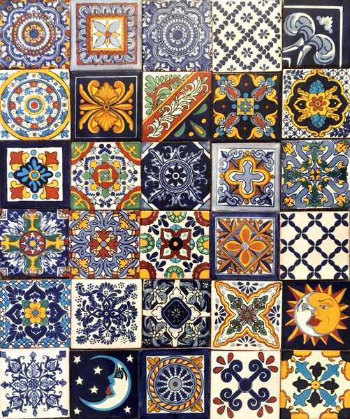 Dekorative Fliesen mit Motiven und weißer Schrank mit Kaktus