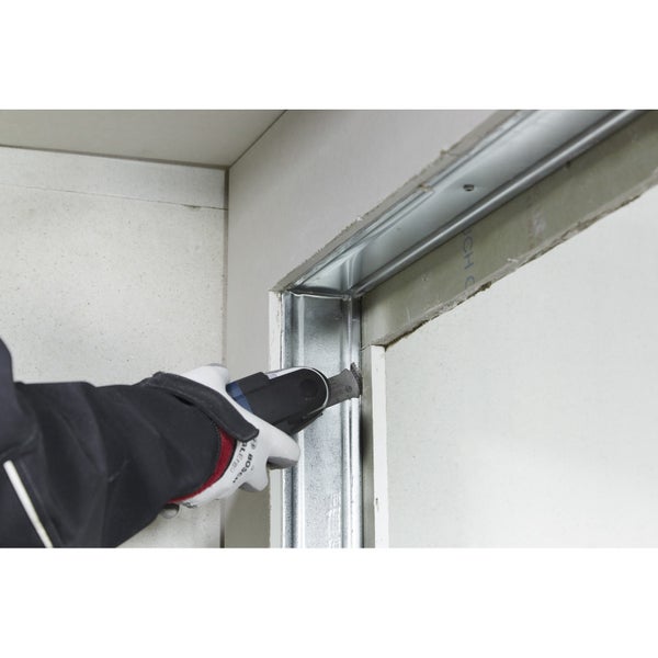 Hochdruckreiniger im Einsatz zum Entfernen von starker Verschmutzung von Steinfliesen.