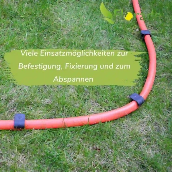 Schwarze Kunststoff Befestigungshaken für Gartenschläuche zur Fixierung auf dem Rasen.