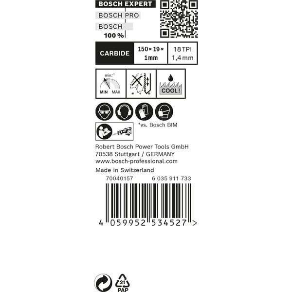 Nahaufnahme eines Metallsägeblatts beim Schneiden eines Metallrohrs.