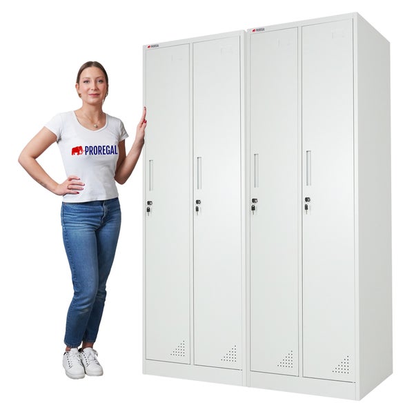 Proregal Metallspind mit vier Abteilen in Lichtgrau, abschließbar, mit Lüftungsschlitzen, neben einer Person zur Veranschaulichung der Maße.