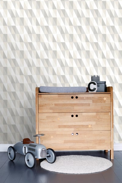 Helles Kinderzimmer mit Kommode, Spielzeugauto und geometrischer Tapete