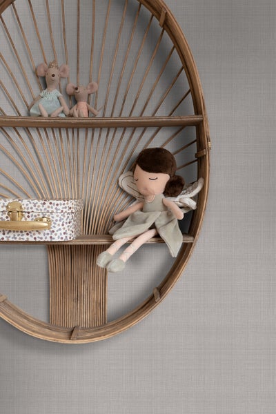 Dekorative Kinderzimmer Szene mit Regal, Stoffpuppen und einer Schachtel