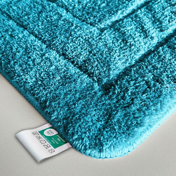 Detailansicht einer Badematte mit OEKO-TEX Standard 100 Siegel.