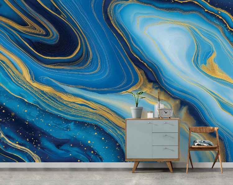 Wandbild mit blauem Marmormuster und goldenen Akzenten, kombiniert mit einer Kommode und einem Stuhl