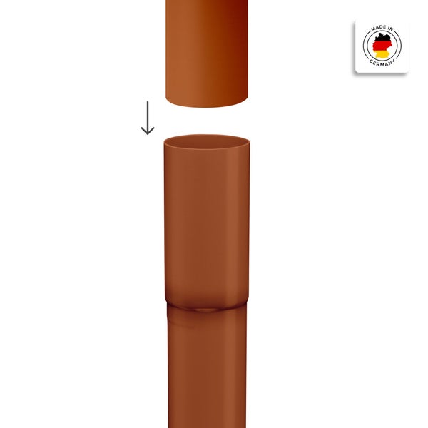 Braunes Regenfallrohr aus Kunststoff beim Zusammenstecken mit Siegel Made in Germany.